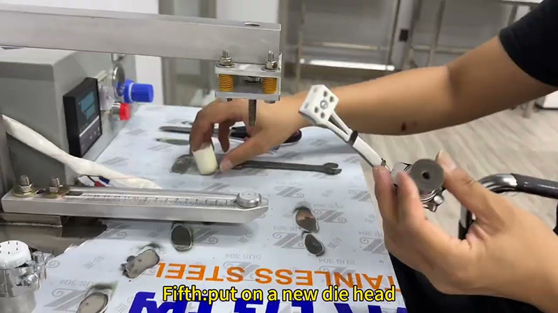 How to replace the die head of WoJin VM series pressure valve machine