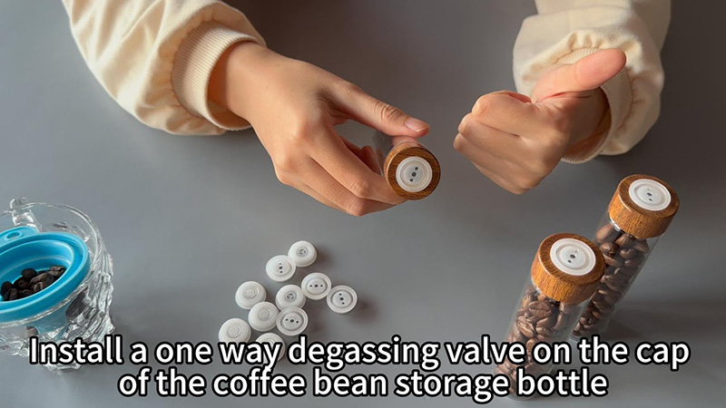 Install a one way degassing valve on the cap of the coffee bean storage bottle